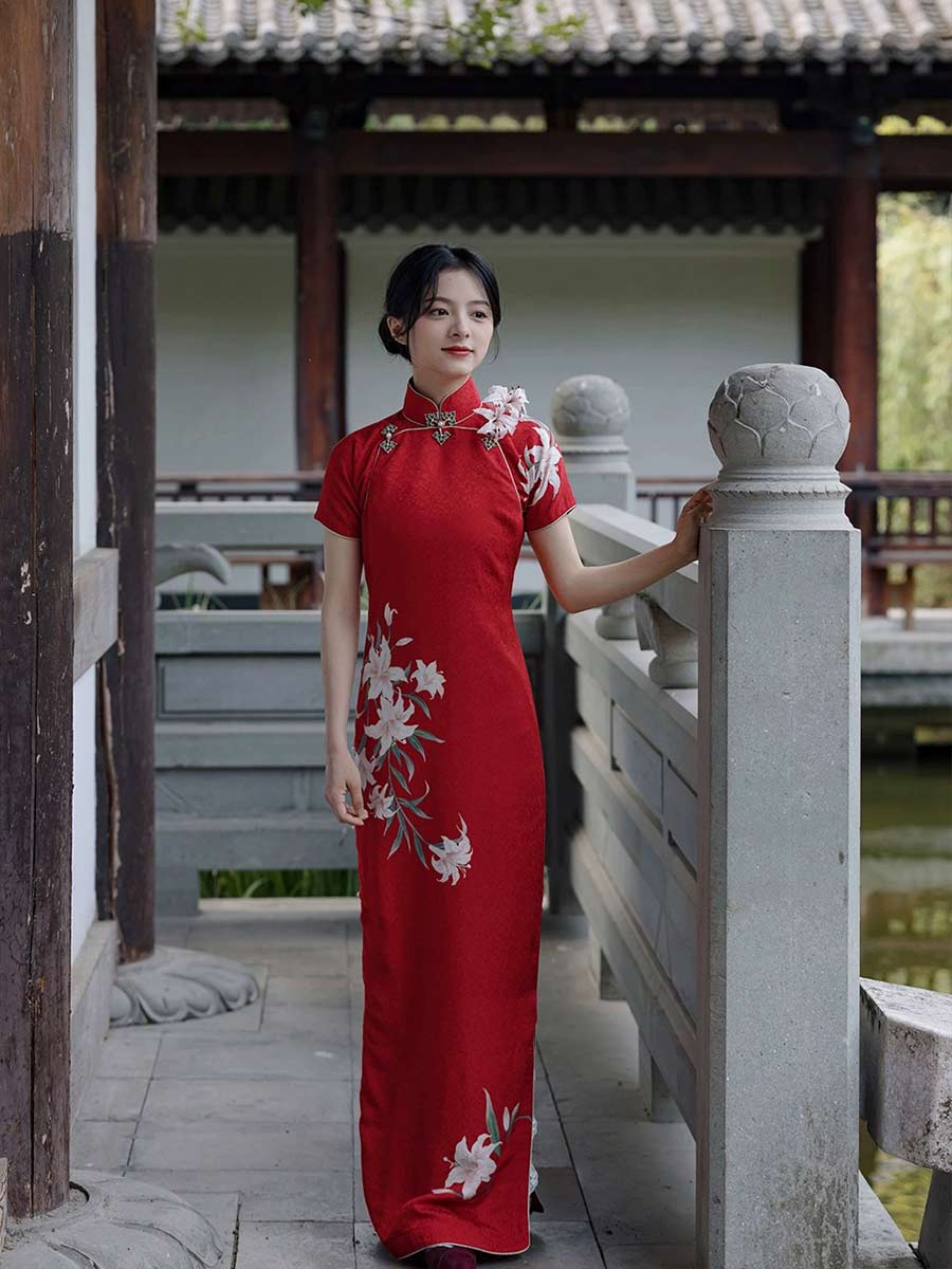 [Hundred Years of Harmony] Original Lily Embroidery Red Wedding/Toast Long Qipao - Flat-Cut Traditional Design